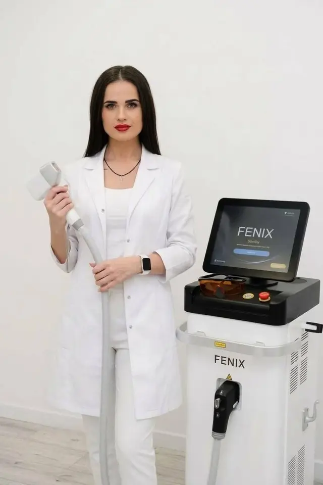 Яна Сычинская с манипулой диодного лазера FENIX FIREFLY 2400 W